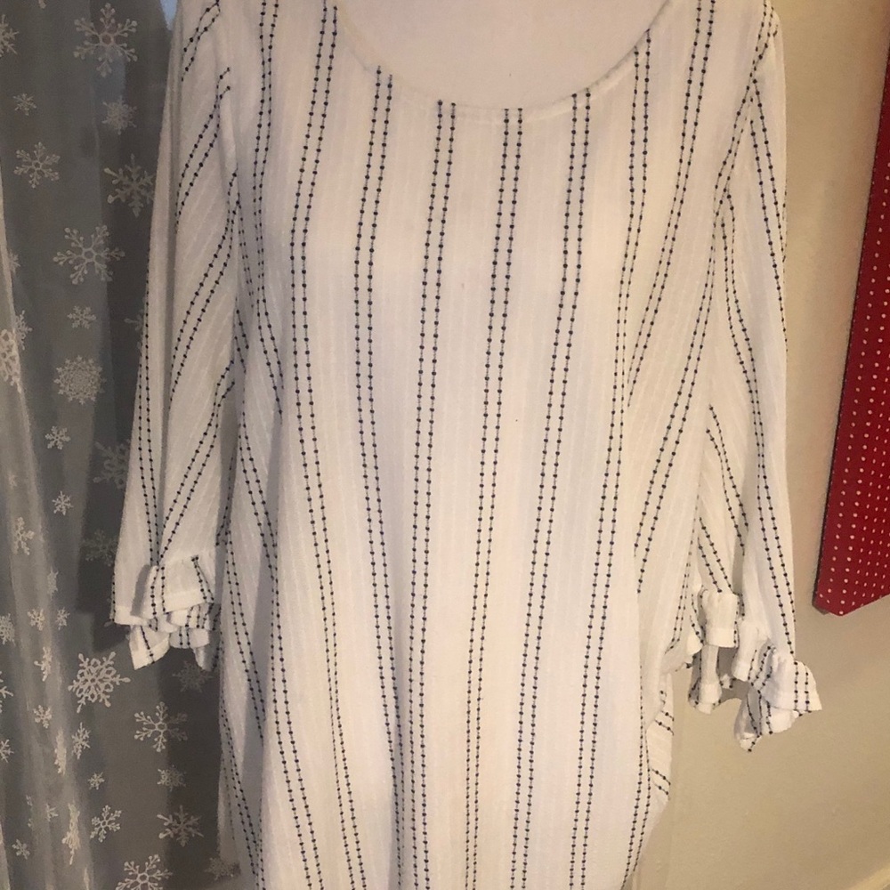 Women's white and navy blouse